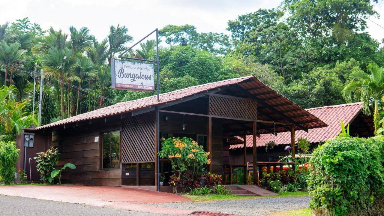 La Fortuna Waterfall Bungalows: entrance with the sign among the vegetation