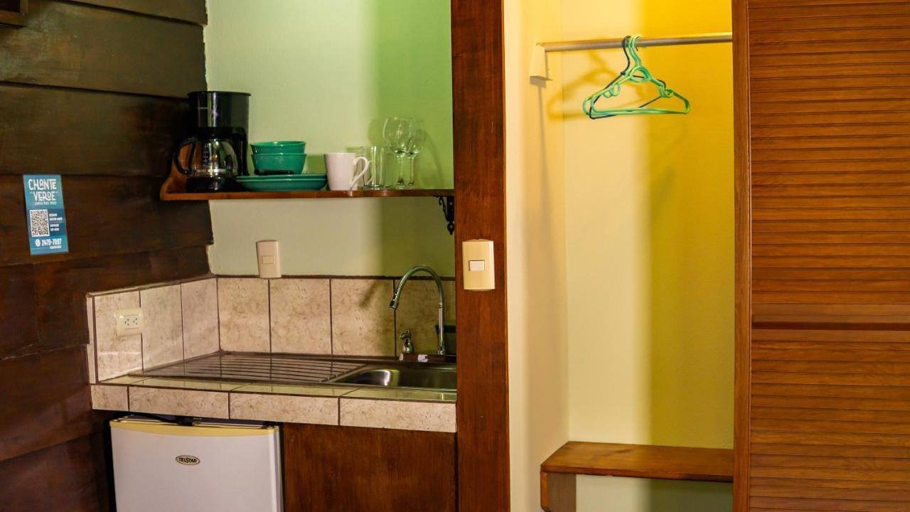 La Fortuna Waterfall Bungalows: kitchenette corner with a sink and a small fridge