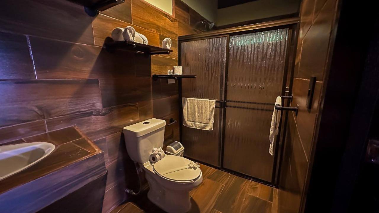 La Fortuna Waterfall Bungalows: private bathroom with a glass-door shower